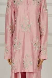 Pink embroidered kurta set by Anamika Khanna (3)