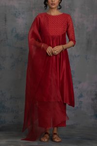 Red Swarovski cutwork kurta set by Charkhee (1)