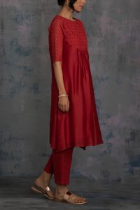 Red Swarovski cutwork kurta set by Charkhee (3)