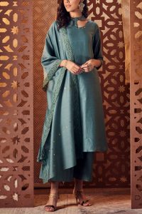 Blue gem embroidered kurta set by Charkhee (1)