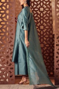 Blue gem embroidered kurta set by Charkhee (3)