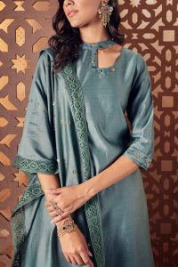 Blue gem embroidered kurta set by Charkhee (4)