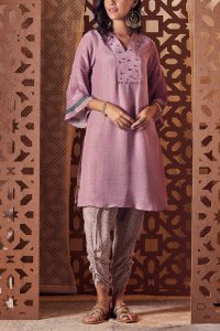 Lilac gem embroidered kurta set by Charkhee (2)