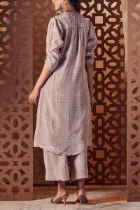 Lilac geometric floral printed kurta set by Charkhee (3)