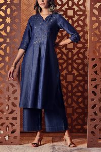 Navy blue gem embellished kurta set by Charkhee (2)