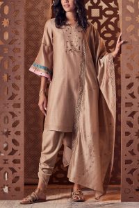 Neutral gem embroidered kurta set by Charkhee (1)