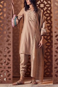 Neutral gem embroidered kurta set by Charkhee (2)