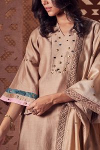 Neutral gem embroidered kurta set by Charkhee (4)