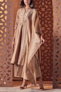 Neutral stud embroidered kurta set by Charkhee (1)