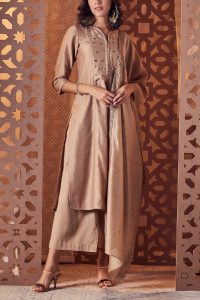 Neutral stud embroidered kurta set by Charkhee (2)