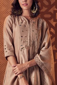 Neutral stud embroidered kurta set by Charkhee (4)