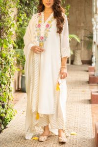 Ivory floral embroidery kurta set by Ajiesh Oberoi (1)