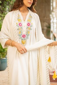 Ivory floral embroidery kurta set by Ajiesh Oberoi (4)