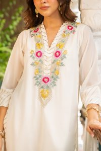 Ivory floral embroidery kurta set by Ajiesh Oberoi (5)