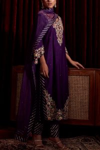 Purple floral embroidered kurta set by Ajiesh Oberoi (2)