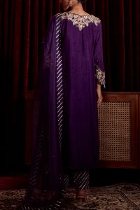 Purple floral embroidered kurta set by Ajiesh Oberoi (3)