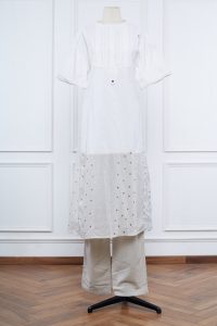 White floral embroidery kurta set by Jayati Goenka (1)