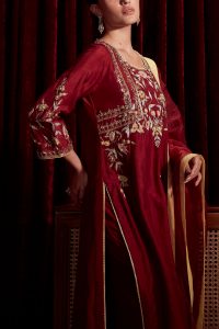 Wine floral embroidery kurta set by Ajiesh Oberoi (2)